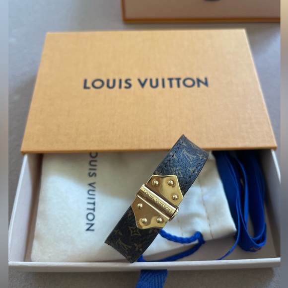 Authentic Louis Vuitton nano monogram bracelet ✨size